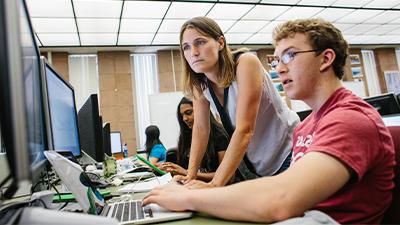 Julie Medero和学生在电脑上工作. 