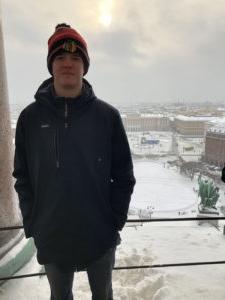 伊桑·萨金特在莫斯科雪景前.